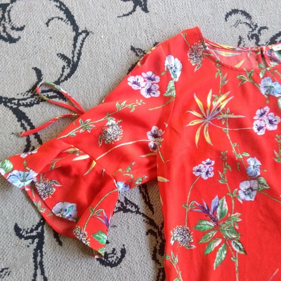 XXL Skies Are Blue Bell Sleeve Tropical Tie-Up Top - Picture 3 of 5